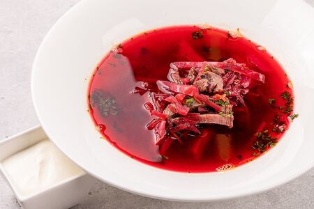 Борщ с томлёной щекой