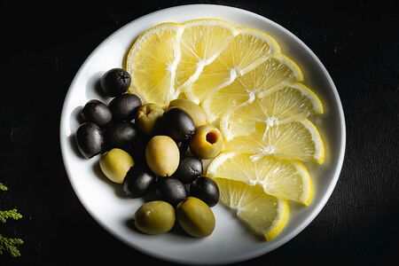 Маслины, оливки и лимон
