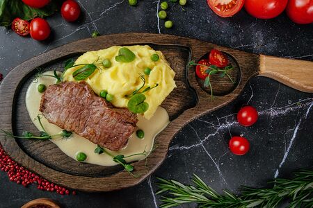 Стейк из мраморной говядины с пюре и луковым кремом