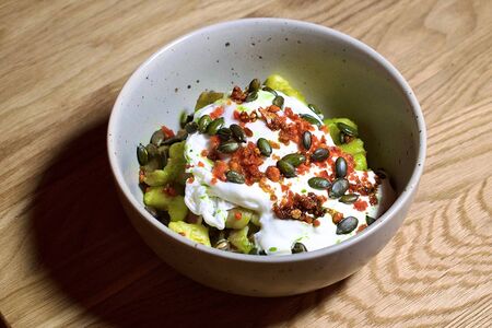 Хэш из картофеля с беконом и яйцом