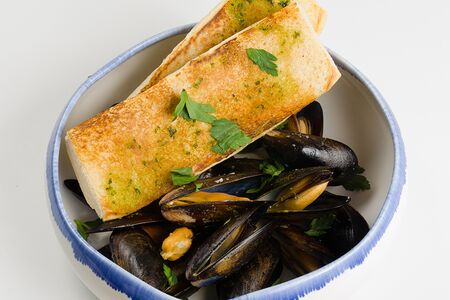 Мидии в створках в томатном соусе