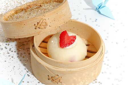 Моти с клубникой