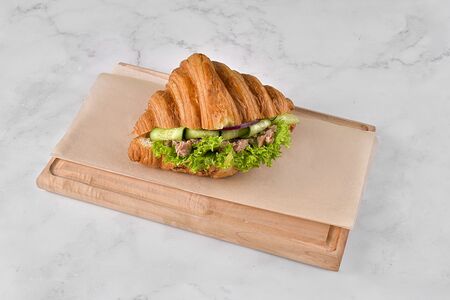 Круассан с тунцом