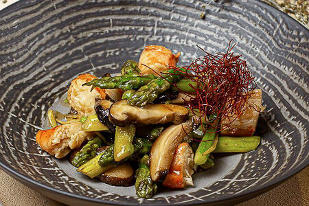 Мясо краба, приготовленное на воке с грибами и спаржей