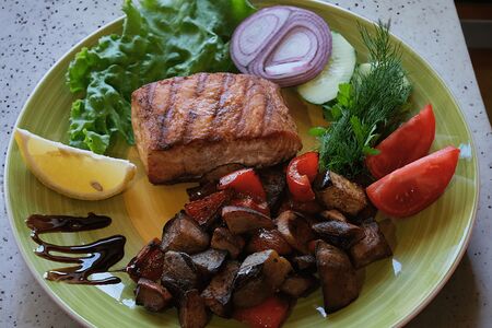 Семга гриль с овощами