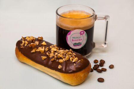 Сдобная булочка с вареным сгущенным молоком и молочным шоколадом