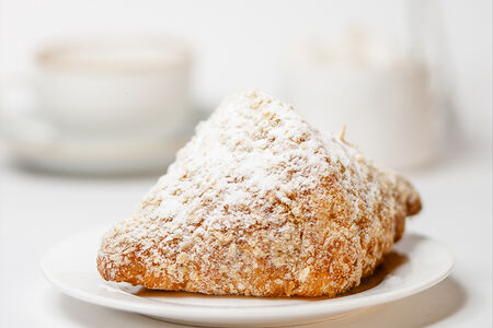 Круассан с кремом наполеон