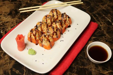 Запеченный ролл с лососем и угрем