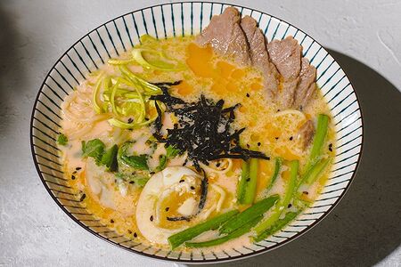 Сырный рамен с говядиной