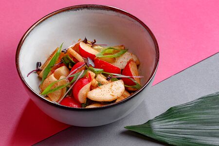 Салат с дайконом и красной редиской