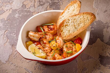 Тигровые креветки в остро-пряном соусе