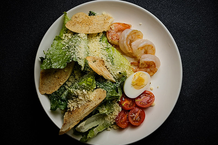 Салат Цезарь с креветками