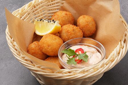 Крабовые пончики с соусом руй