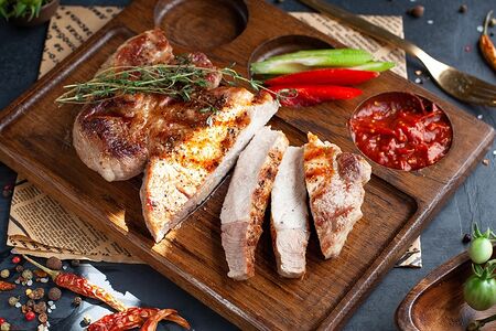 Стейк из свинины на гриле