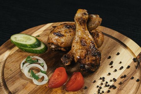 Куриная голень на углях