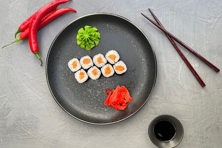 Мини-ролл с лососем