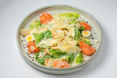 Салат Цезарь со слабосоленой форелью