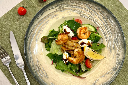 Теплый салат с морепродуктами