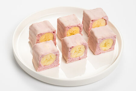 Сладкий ролл с брусникой