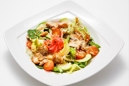 Японский салат Гэнсо с жареным угрем