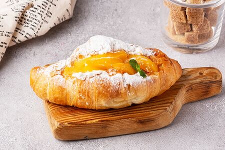 Круассан с персиком и сливками 