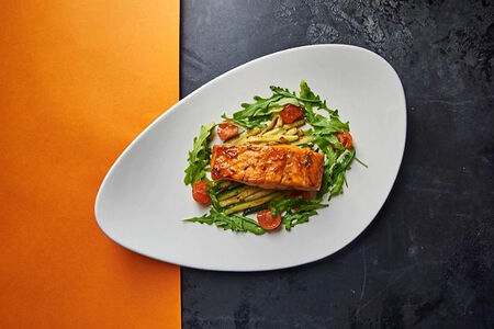 Стейк из лосося с рукколой и черри