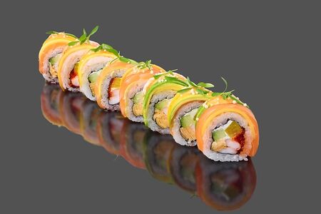 Креветка, лосось, авокадо и манго