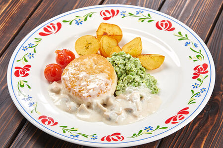 Куриная котлета по-домашнему с обжаренным отварным картофелем