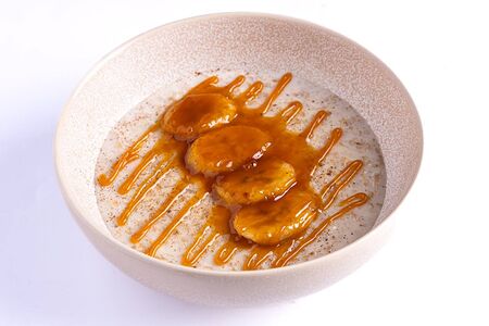 Овсянка с бананом, корицей и карамелью