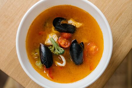 Томатный суп с окунем и морепродуктами