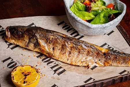 Дорадо на углях с фреш-салатом