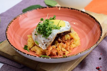 Бифштекс с мятым картофелем и пепперони / угольные сливки с томатным маслом