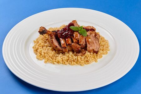 Утиная ножка с булгуром под ягодным соусом