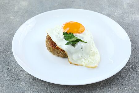 Бифштекс с яйцом