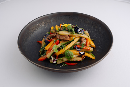 Салат с битыми огурцами и говядиной