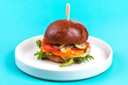 Бургер с куриной котлетой и сливочным соусом