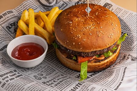 Бургер с говядиной и картофелем фри