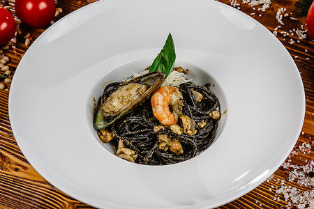 Спагетти Неро с морепродуктами и соусом Песто