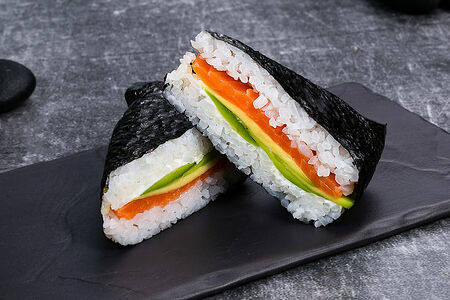 Онигири с лососем