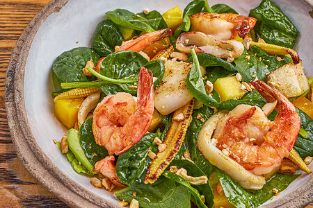 Салат с морепродуктами, манго и заправкой том ям