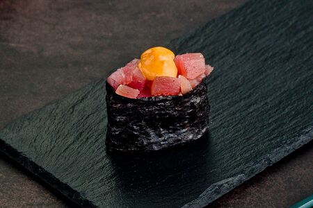 Спайси-суши с тунцом