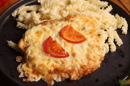 Отбивная из свинины с помидоркой