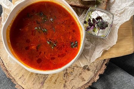 Борщ с чесночными гренками и салом