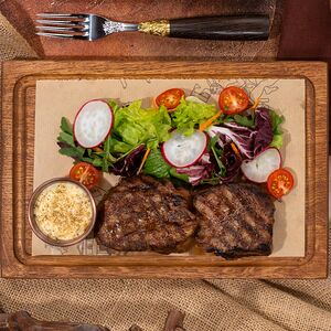 Медальоны из говядины с соусом перечным