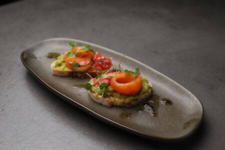 Брускетта с авокадо и форелью