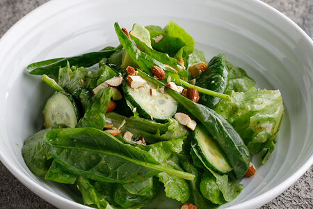 Салат с авокадо в кунжутном соусе