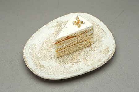 Молочный торт c лимонно-грушевым конфи