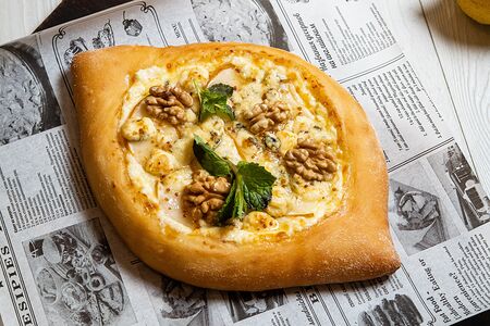 Хачапури с грушей и горгонзолой