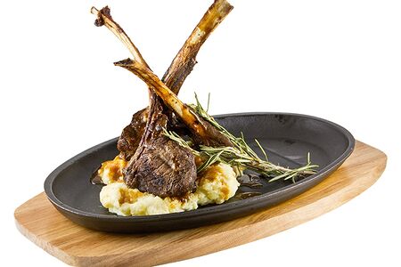 Каре ягненка с соусом демиглас