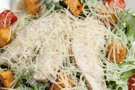 Салат Цезарь с курицей